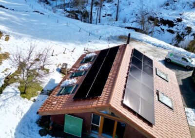 Vue drone d'une installation de panneaux solaires Fahrni Toitures