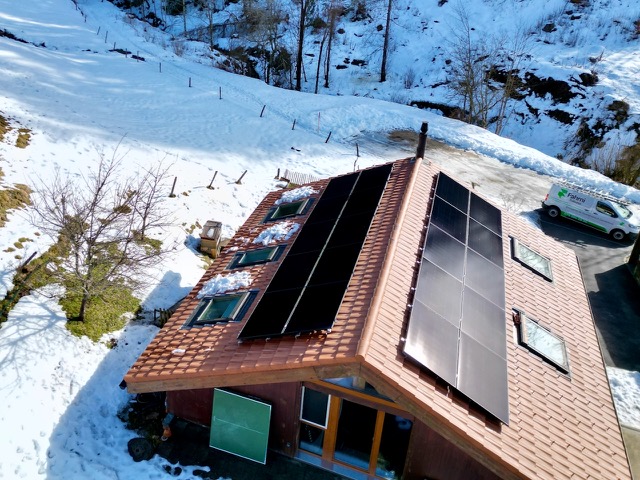 Vue drone d'une installation de panneaux solaires Fahrni Toitures