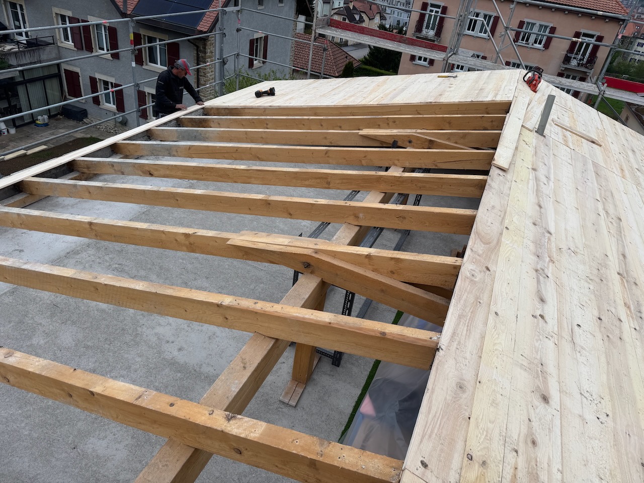 Couvreur Fahrni Toitures en travail sur un toit à La Chaux-de-Fonds