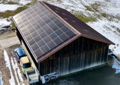 Panneaux photovoltaïques installés sur une toiture au Locle