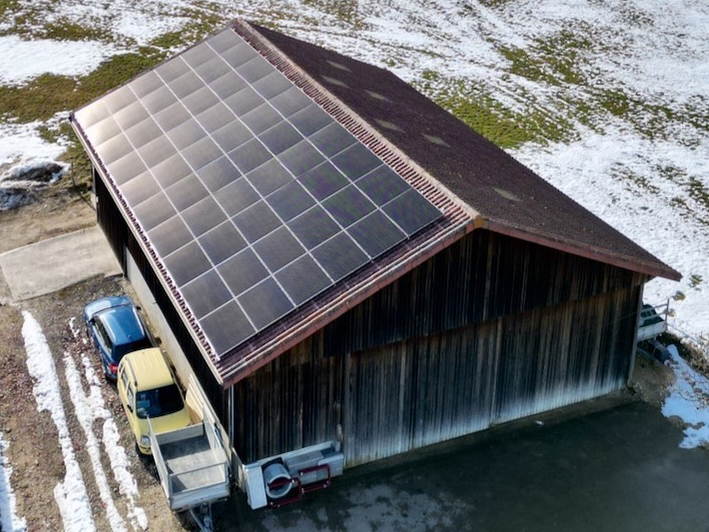 Panneaux photovoltaïques installés sur une toiture au Locle
