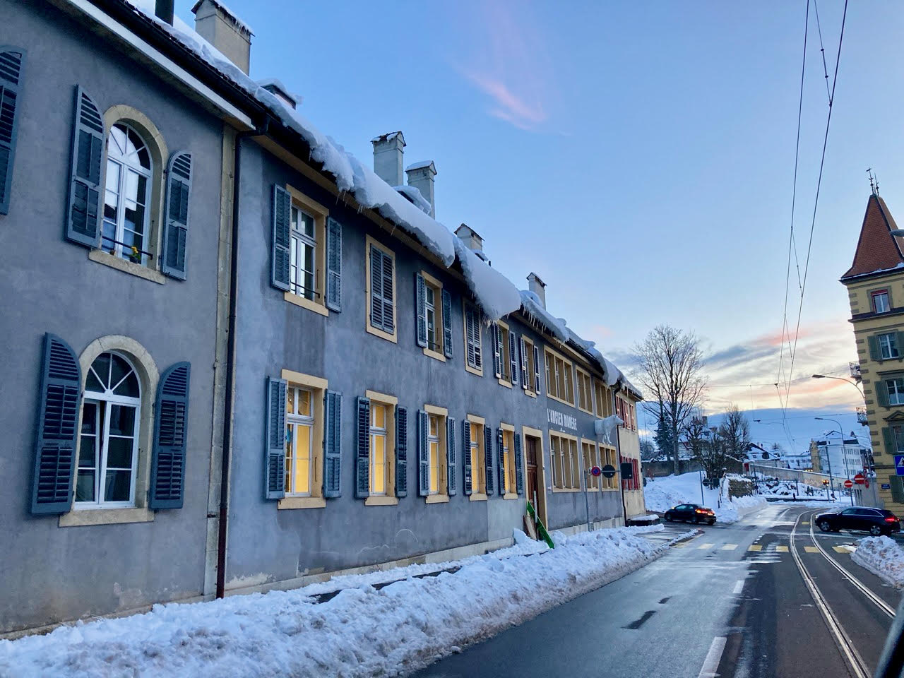 Intervention de déneigement sur un bâtiment à La Chaux-de-Fonds