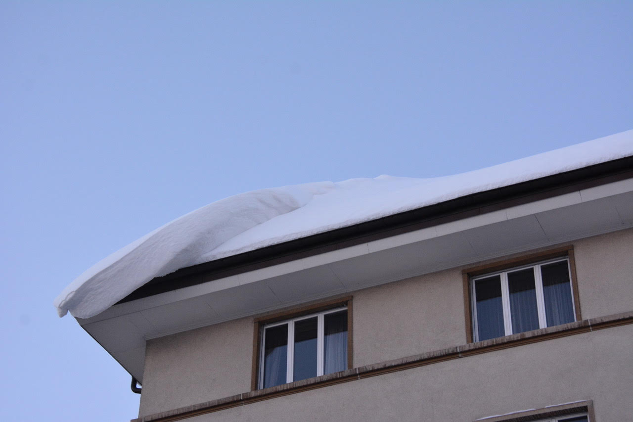 Accumulation de neige sur une toiture nécessitant une intervention de déneigement