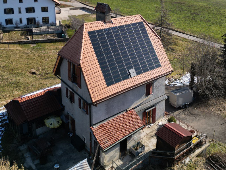 Maison équipée de panneaux photovoltaïques par Fahrni Toitures